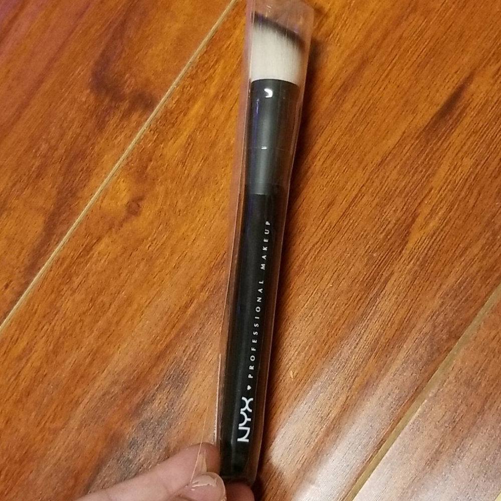 NYX MAKE UP BRUSH